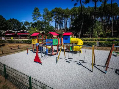 Aire de jeux pour enfants de l'établissement Village Vacances Les Genêts