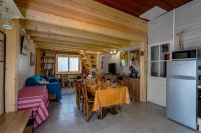 Cuisine ou kitchenette dans l'établissement Nitedo- Maison avec jardin et terrasse - 200m plage et forêt