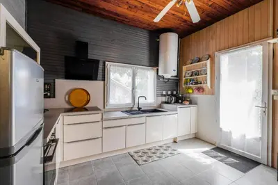 Cuisine ou kitchenette dans l'établissement Nitedo- Maison avec jardin et terrasse - 200m plage et forêt