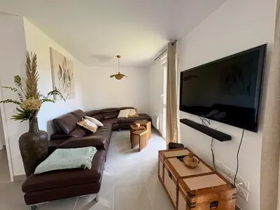 Télévision ou salle de divertissement dans l'établissement Appartement 4 étoiles à 600m de l'Océan