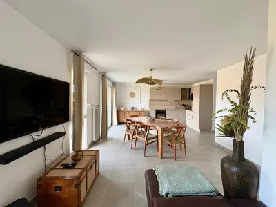 Télévision ou salle de divertissement dans l'établissement Appartement 4 étoiles à 600m de l'Océan