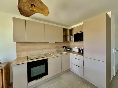 Cuisine ou kitchenette dans l'établissement Appartement 4 étoiles à 600m de l'Océan