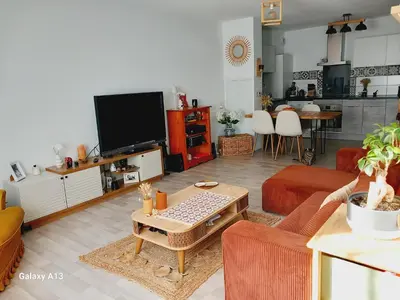 Télévision ou salle de divertissement dans l'établissement Appartement T2 Capbreton - Jardinet - Terrasse - Parking couvert