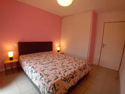 Un ou plusieurs lits dans un hébergement de l'établissement Appartement charmant proche plage avec terrasse et parking - FR-1-239-1119