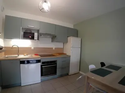 Cuisine ou kitchenette dans l'établissement Appartement charmant proche plage avec terrasse et parking - FR-1-239-1119