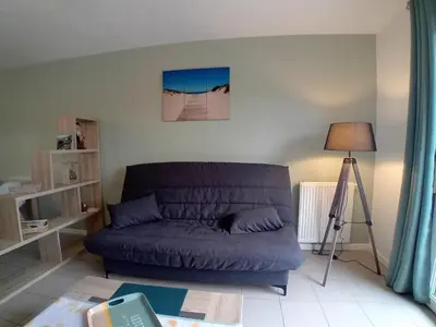 Coin salon dans l'établissement Appartement charmant proche plage avec terrasse et parking - FR-1-239-1119