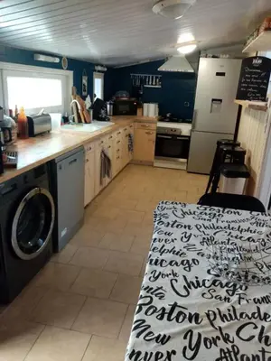 Cuisine ou kitchenette dans l'établissement La cabane 1949