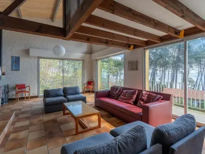 Coin salon dans l'établissement Maison familiale 5 chambres pour 14 pers, vue lac à Biscarrosse - FR-1-319-605