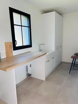Cuisine ou kitchenette dans l'établissement New house, everything within walking distance, swimming pool