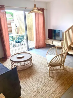 Télévision ou salle de divertissement dans l'établissement New house 10 min from the beach