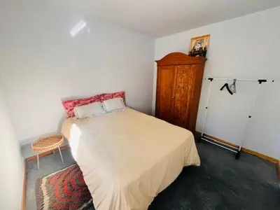 Un ou plusieurs lits dans un hébergement de l'établissement modern appartement with private garden & shared pool