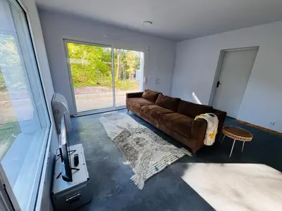 Coin salon dans l'établissement modern appartement with private garden & shared pool