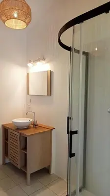Salle de bains dans l'établissement Maison chalet Soustons