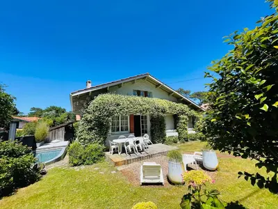 Jardin de l'établissement Soimi, villa 4 chambres, petite piscine, plages a pieds