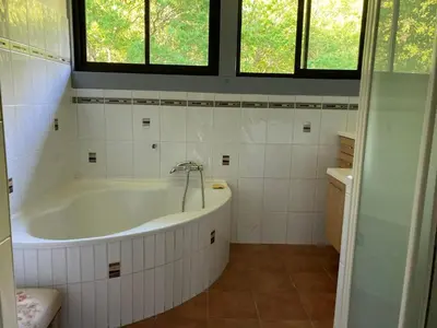 Salle de bains dans l'établissement maison dans les landes avec piscine