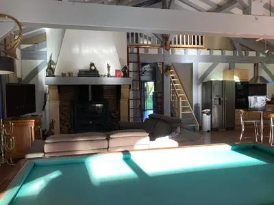 Télévision ou salle de divertissement dans l'établissement maison dans les landes avec piscine