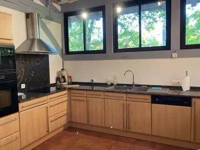 Cuisine ou kitchenette dans l'établissement maison dans les landes avec piscine