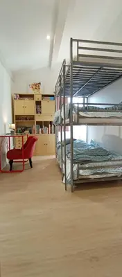 Un ou plusieurs lits dans un hébergement de l'établissement Maison duplex Bisca avec jardin