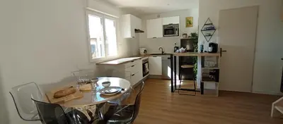 Cuisine ou kitchenette dans l'établissement Maison duplex Bisca avec jardin