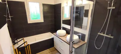 Salle de bains dans l'établissement Entre océan, lacs et forêts