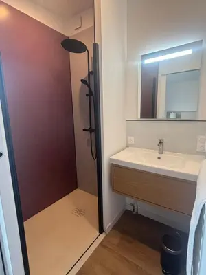 Salle de bains dans l'établissement DACSE-VILLAGE - Gite 01