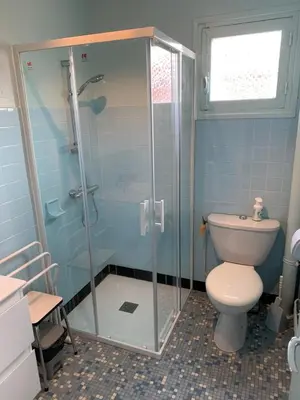 Salle de bains dans l'établissement Appartement à Capbreton en bordure de forêt