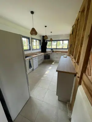 Cuisine ou kitchenette dans l'établissement Charmante maison typique des Landes