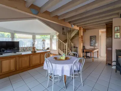 Télévision ou salle de divertissement dans l'établissement Spacieuse maison 3 chambres à Biscarrosse pour 6 personnes - FR-1-319-610