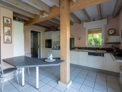 Cuisine ou kitchenette dans l'établissement Spacieuse maison 3 chambres à Biscarrosse pour 6 personnes - FR-1-319-610