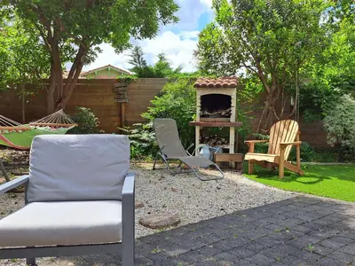 Jardin de l'établissement Maison de vacances avec Jacuzzi proche du Lac de Biscarrosse - FR-1-831-12