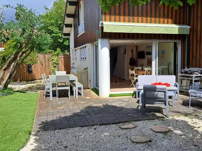 Jardin de l'établissement Maison de vacances avec Jacuzzi proche du Lac de Biscarrosse - FR-1-831-12