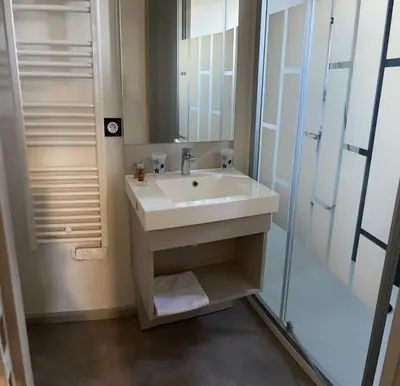 Salle de bains dans l'établissement Bungalow à quinze minutes des plages