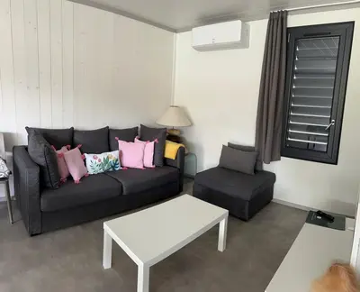Coin salon dans l'établissement Bungalow à quinze minutes des plages