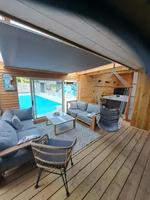 Piscine de l'établissement La Maison du Bonheur ou située à proximité