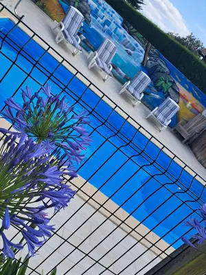 Piscine de l'établissement La Maison du Bonheur ou située à proximité