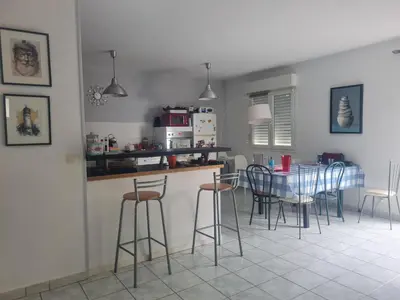Cuisine ou kitchenette dans l'établissement Petite maison du samedi au samedi