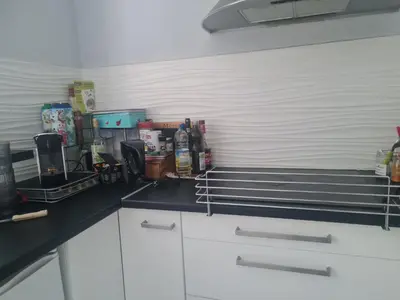 Cuisine ou kitchenette dans l'établissement Petite maison du samedi au samedi