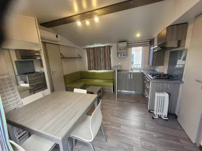 Cuisine ou kitchenette dans l'établissement mobil home