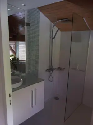 Salle de bains dans l'établissement Gavial - Grande maison avec piscine