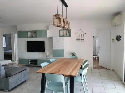 Cuisine ou kitchenette dans l'établissement villa near ocean with swimming pool
