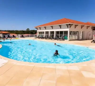 Piscine de l'établissement L'Esprit Landes - Ideal famille - piscine intérieur chauffée et extérieure ou située à proximité
