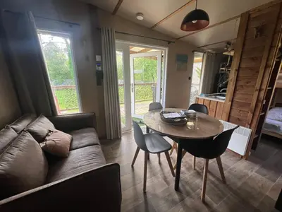 Coin salon dans l'établissement Mobil home G11 tout confort