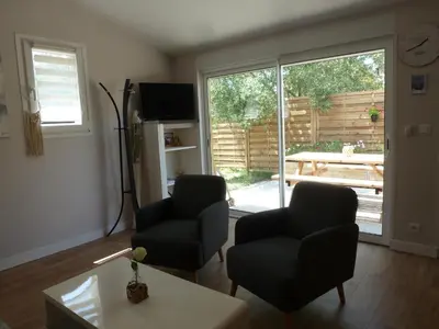 Coin salon dans l'établissement Maison style chalet au calme