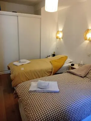 Un ou plusieurs lits dans un hébergement de l'établissement Superb apartment with terrace near beach