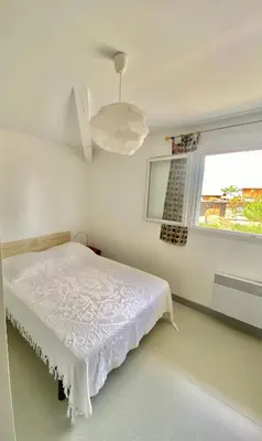 Un ou plusieurs lits dans un hébergement de l'établissement Charmante maison plage