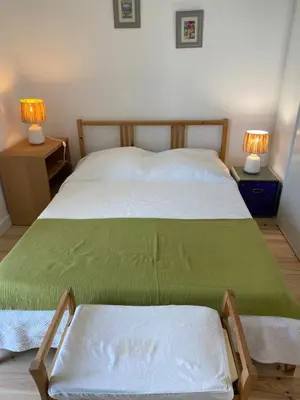 Un ou plusieurs lits dans un hébergement de l'établissement Charmante maison plage
