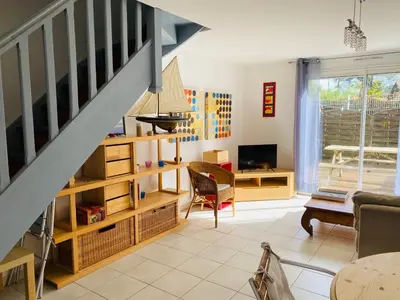 Télévision ou salle de divertissement dans l'établissement Charmante maison plage