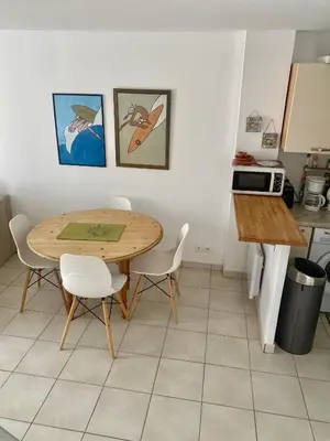 Cuisine ou kitchenette dans l'établissement Charmante maison plage