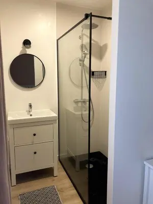 Salle de bains dans l'établissement Modern family home with hot tub and garden