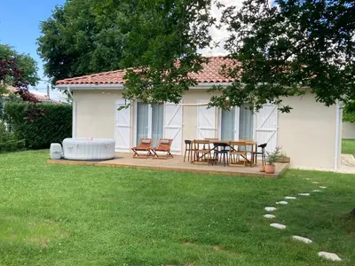 Jardin de l'établissement Modern family home with hot tub and garden
